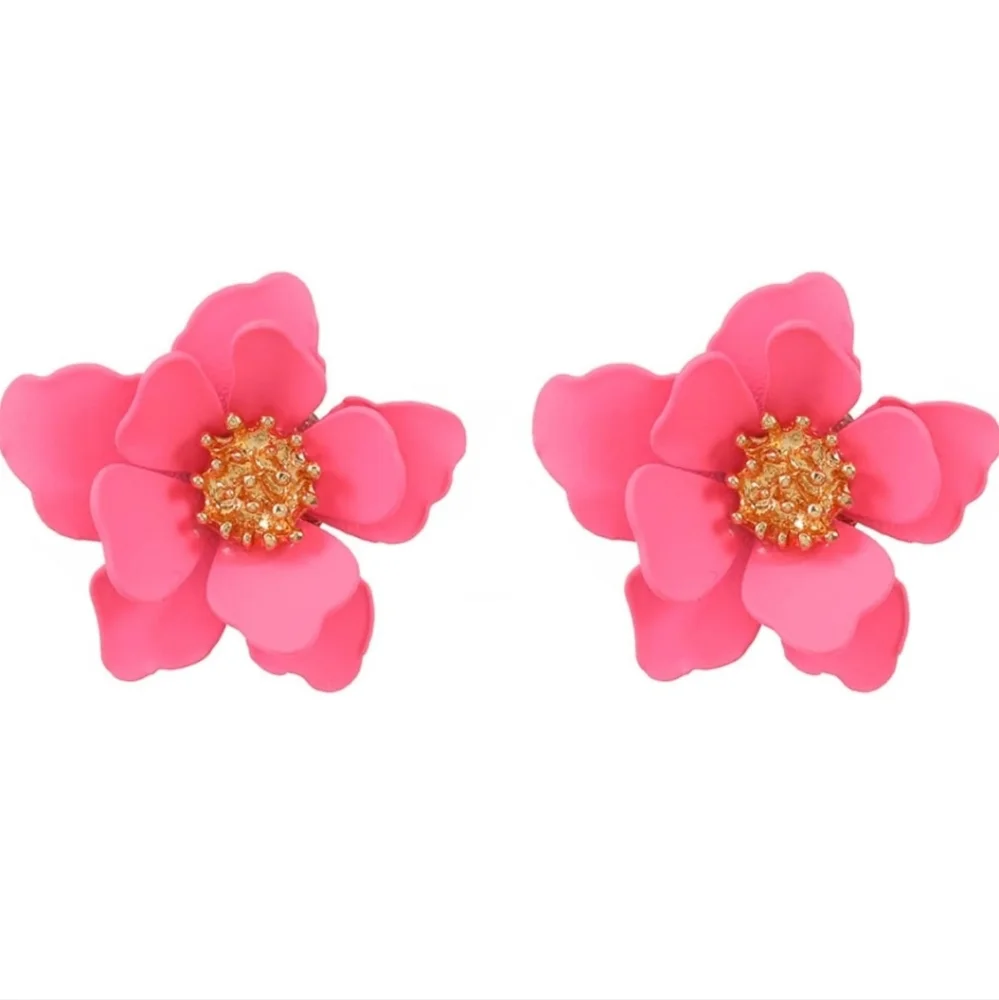 Boho Flower Stud Earrings for Women Chic Pink.